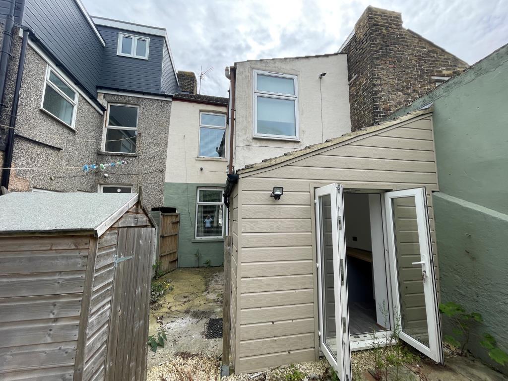Lot: 152 - TWO-BEDROOM MID-TERRACE HOUSE - Rear elevation of house